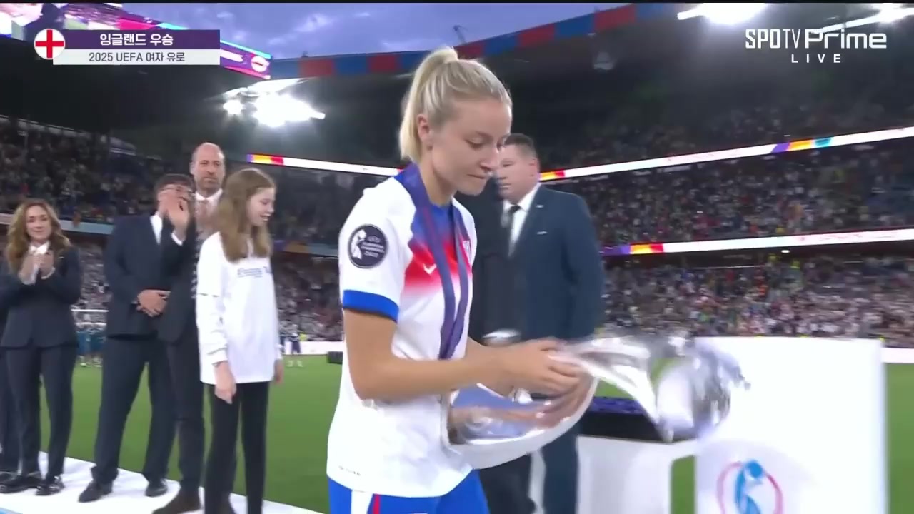 兩奪女足歐洲杯冠軍英格蘭女足高舉冠軍獎(jiǎng)杯全隊(duì)?wèi)c祝