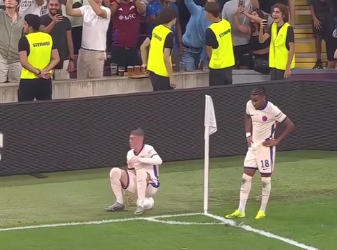 這一刻的氛圍感真的拉滿了名場(chǎng)面帕爾默坐在球上看煙花