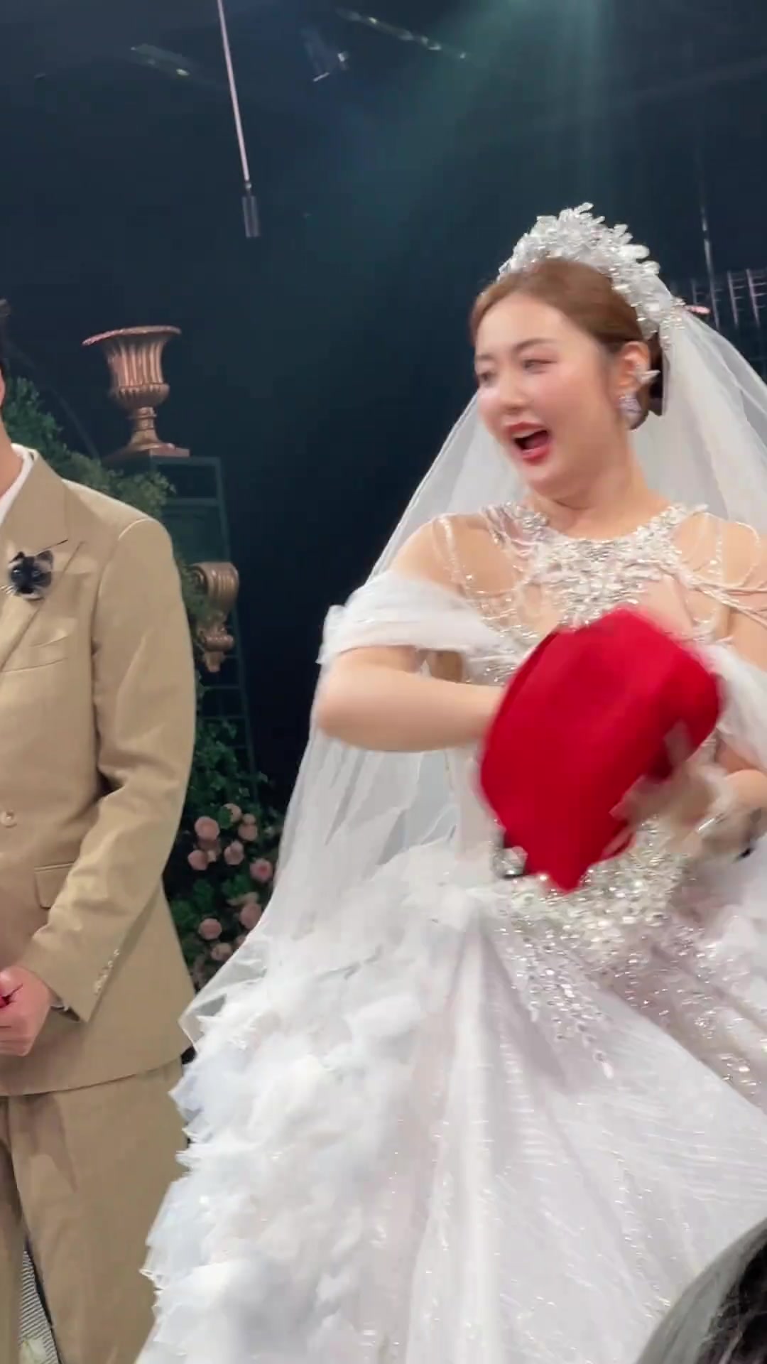 國內(nèi)著名曼聯(lián)女球迷酒壯實(shí)的婚禮現(xiàn)場放起了曼聯(lián)隊(duì)歌