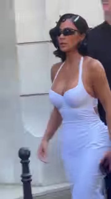 線(xiàn)條拉滿(mǎn)金卡戴珊的身材只能說(shuō)權(quán)威