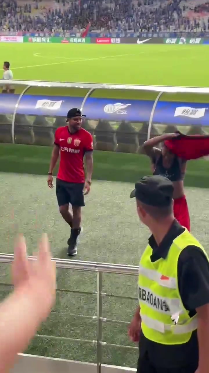 上海紫皮中立球迷找海港球員要球衣慘遭大量申花球迷圍攻
