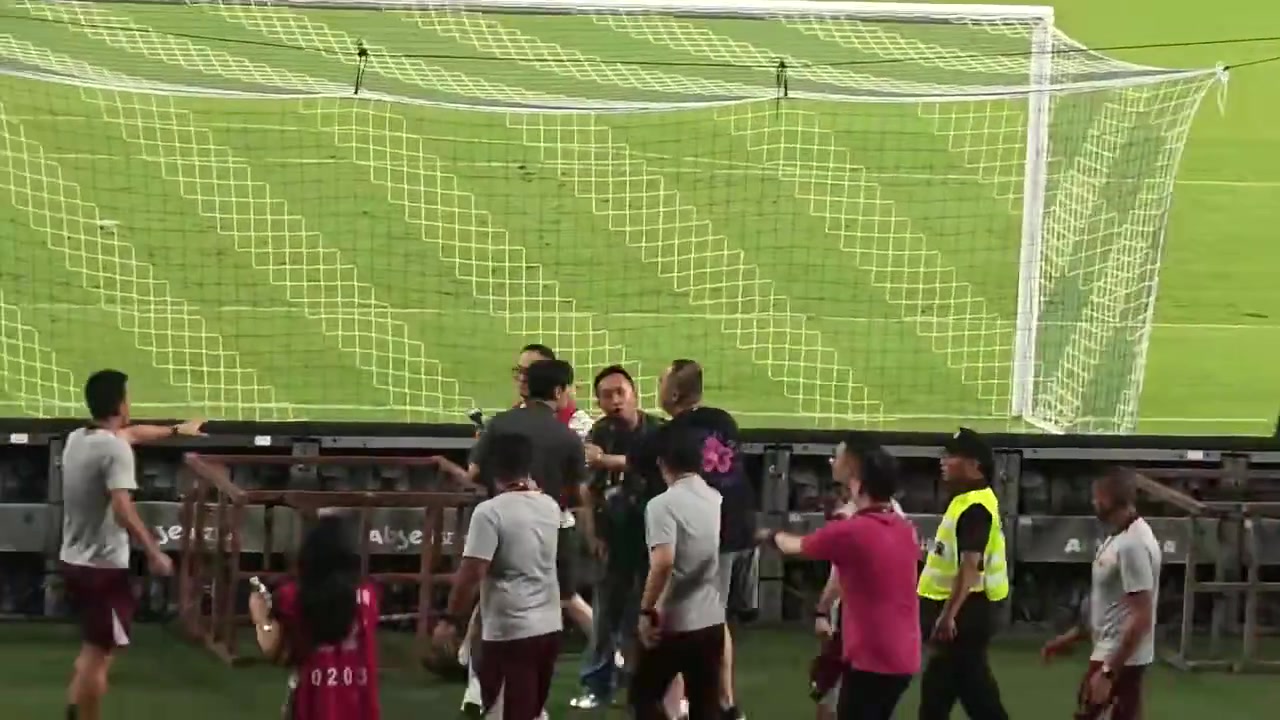 太狠了美女記者許玥在上海德比沖突時(shí)被劃破下嘴唇內(nèi)側(cè)