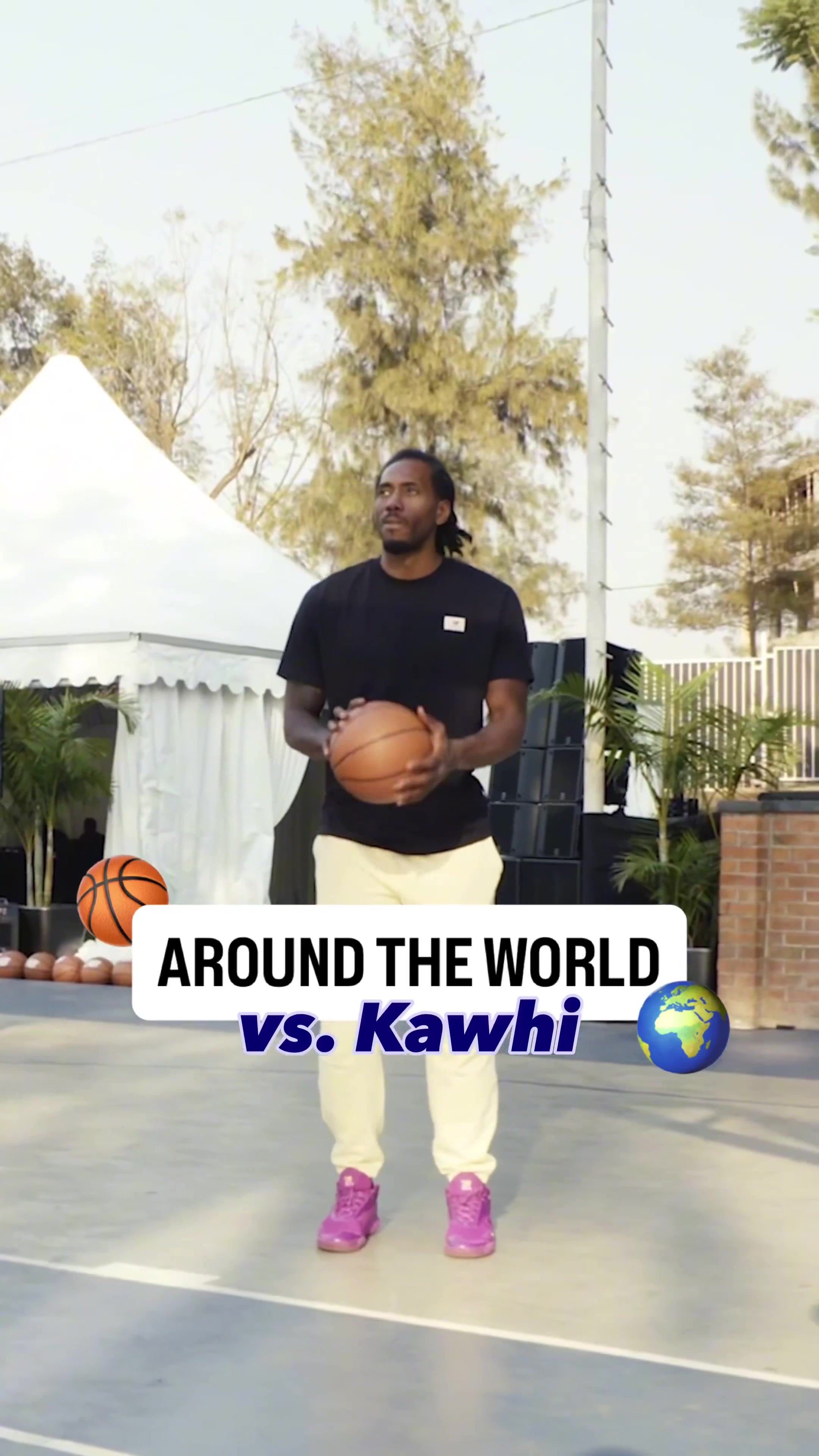 小卡盧旺達(dá)之行與小球迷比拼投籃機(jī)器人笑得很開(kāi)心