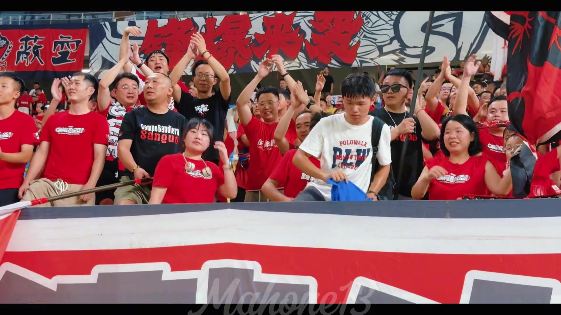 淚目楊明洋對(duì)球迷太有愛(ài)了刀鋒看臺(tái)想起熱烈掌聲