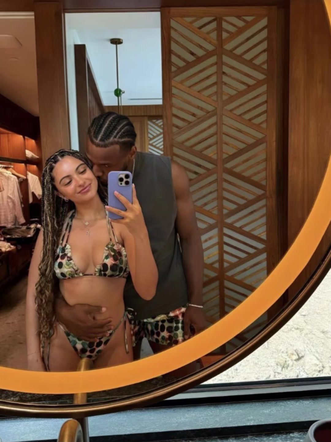 挺會(huì)玩布朗尼和穿比基尼的女友自拍穿的甚至是情侶色