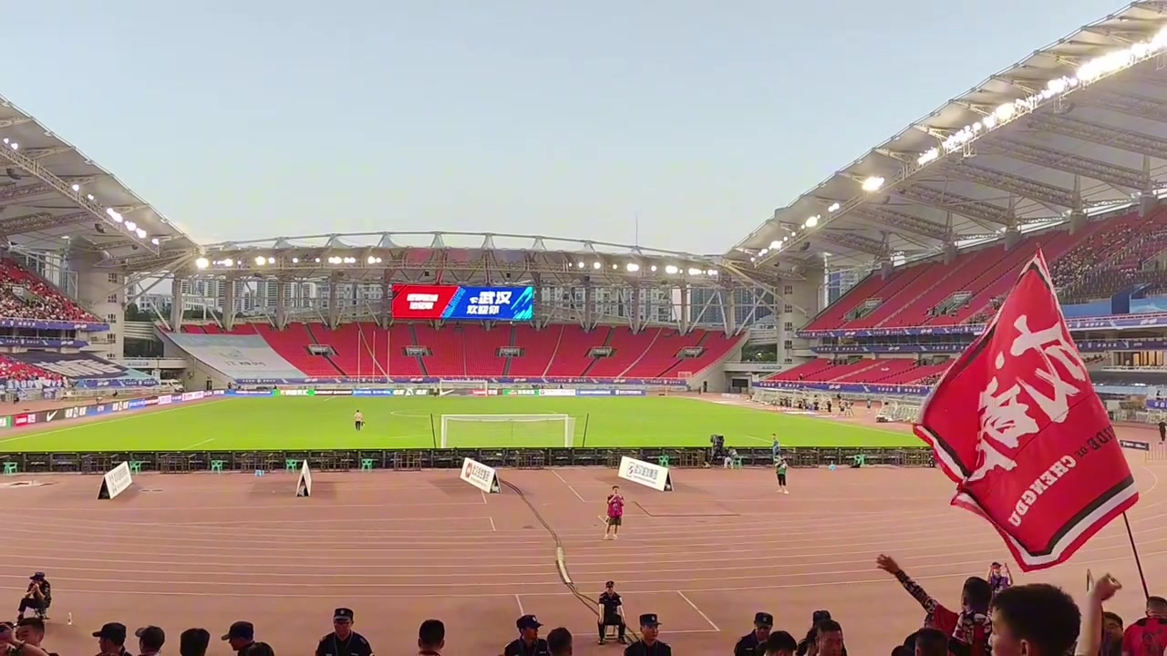 格局拉滿三鎮(zhèn)主場歡迎蓉城遠(yuǎn)征球迷并預(yù)祝球隊(duì)亞冠取得好成績