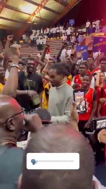 無(wú)所適從小卡微笑掩蓋尷尬的表情太有意思了