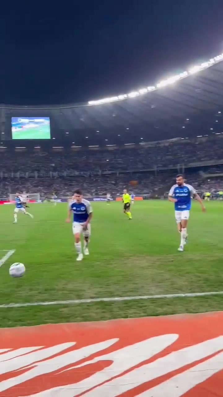 騷內馬爾巴甲聯(lián)賽中戲耍晃倒防守球員