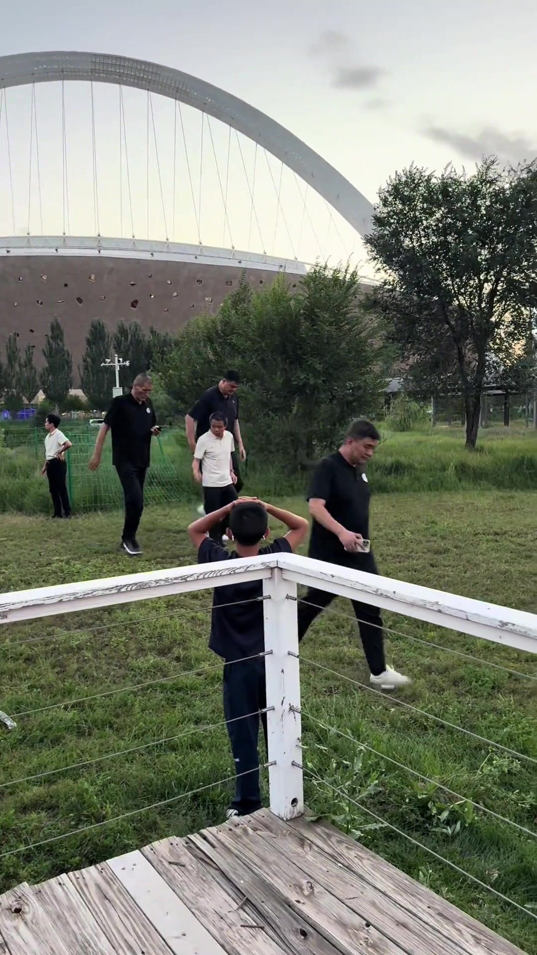 太顯眼了哈網(wǎng)友來蒙古包吃飯偶遇姚明和巴特爾