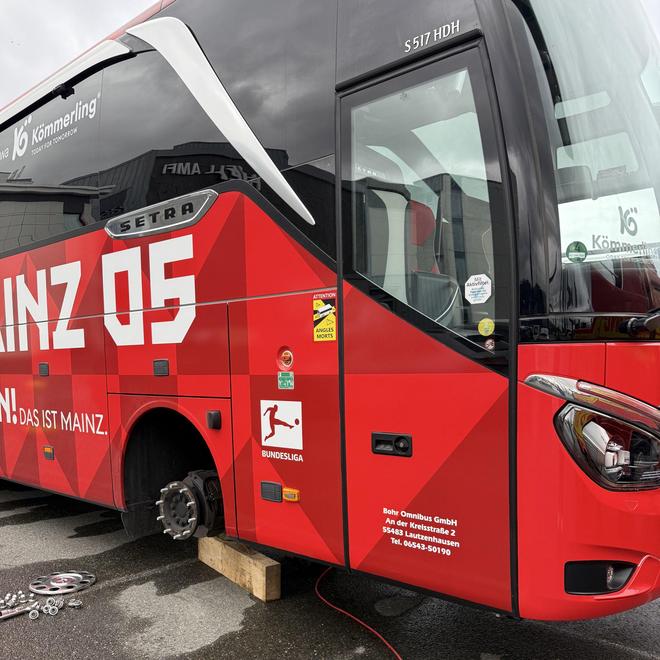 美因茨隊(duì)大巴遭破壞，三處爆胎，全力搶修中。