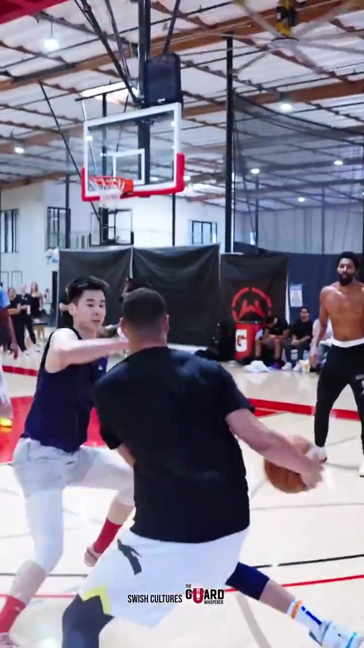 克萊現(xiàn)身野球局這發(fā)型仿佛當(dāng)年的佛祖回來(lái)了