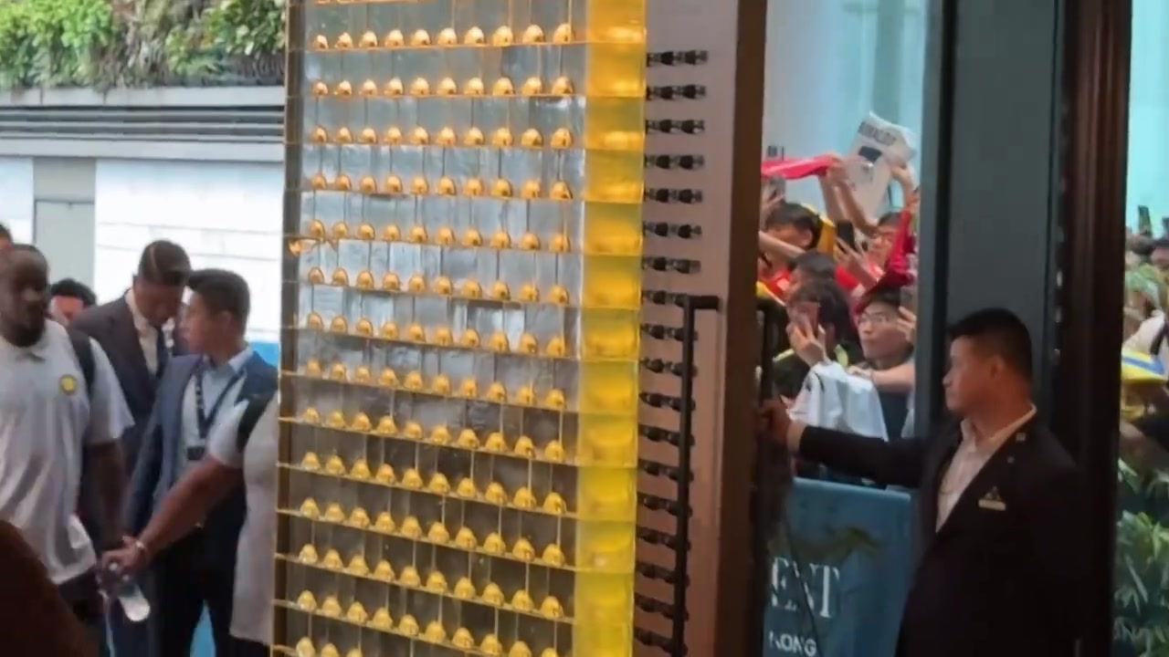 人氣火爆C羅隨隊抵達(dá)香港下榻酒店周圍擠滿了球迷