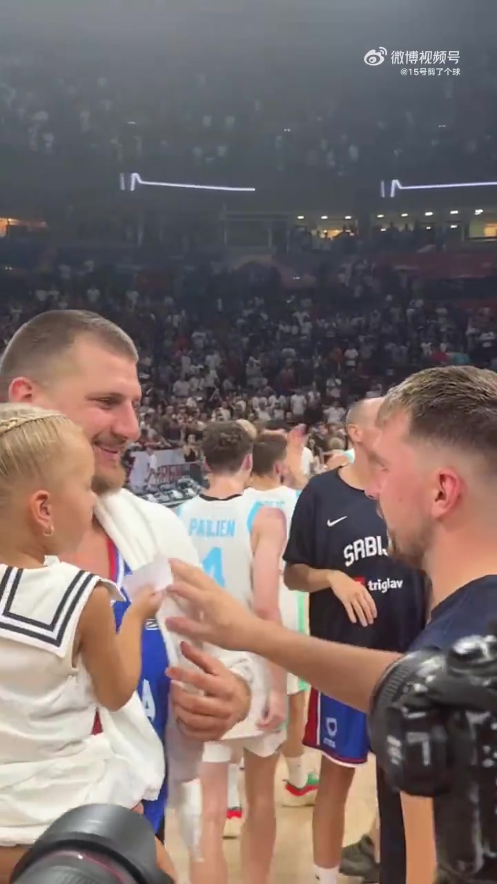 雙胖友誼長(zhǎng)存東契奇賽后和約基奇的小女兒來(lái)了個(gè)擊掌