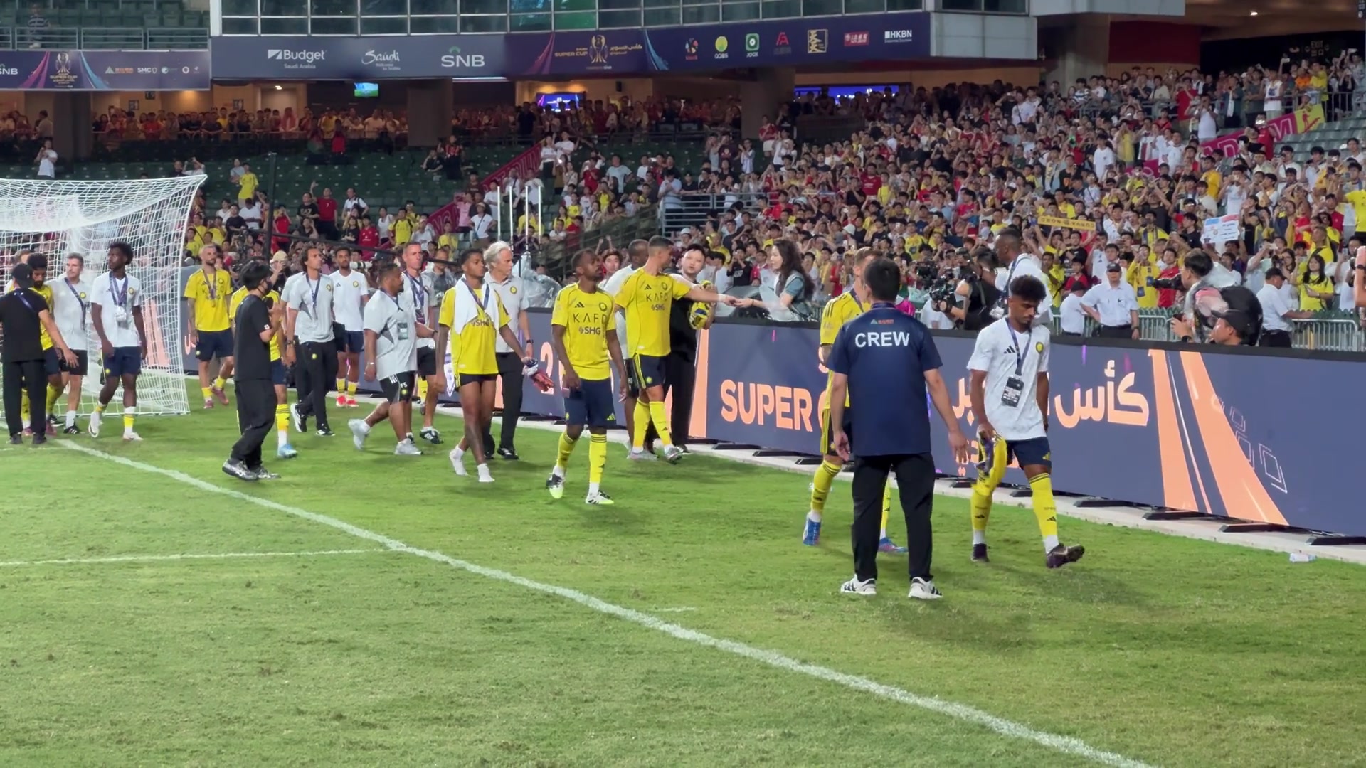 C羅離場時把亞軍獎牌遞給了場邊的記者小姐姐