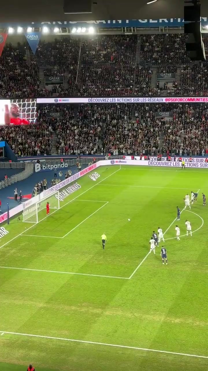 沒關(guān)系現(xiàn)場直拍登貝萊踢飛點球球迷們立刻繼續(xù)吶喊