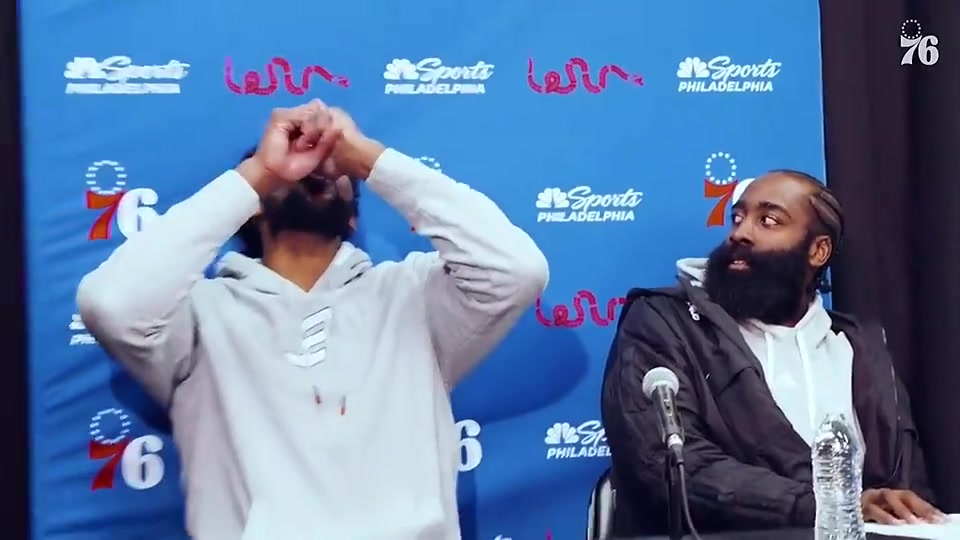 名場面恩比德把礦泉水喝成口服液 哈登在一旁直接看傻了