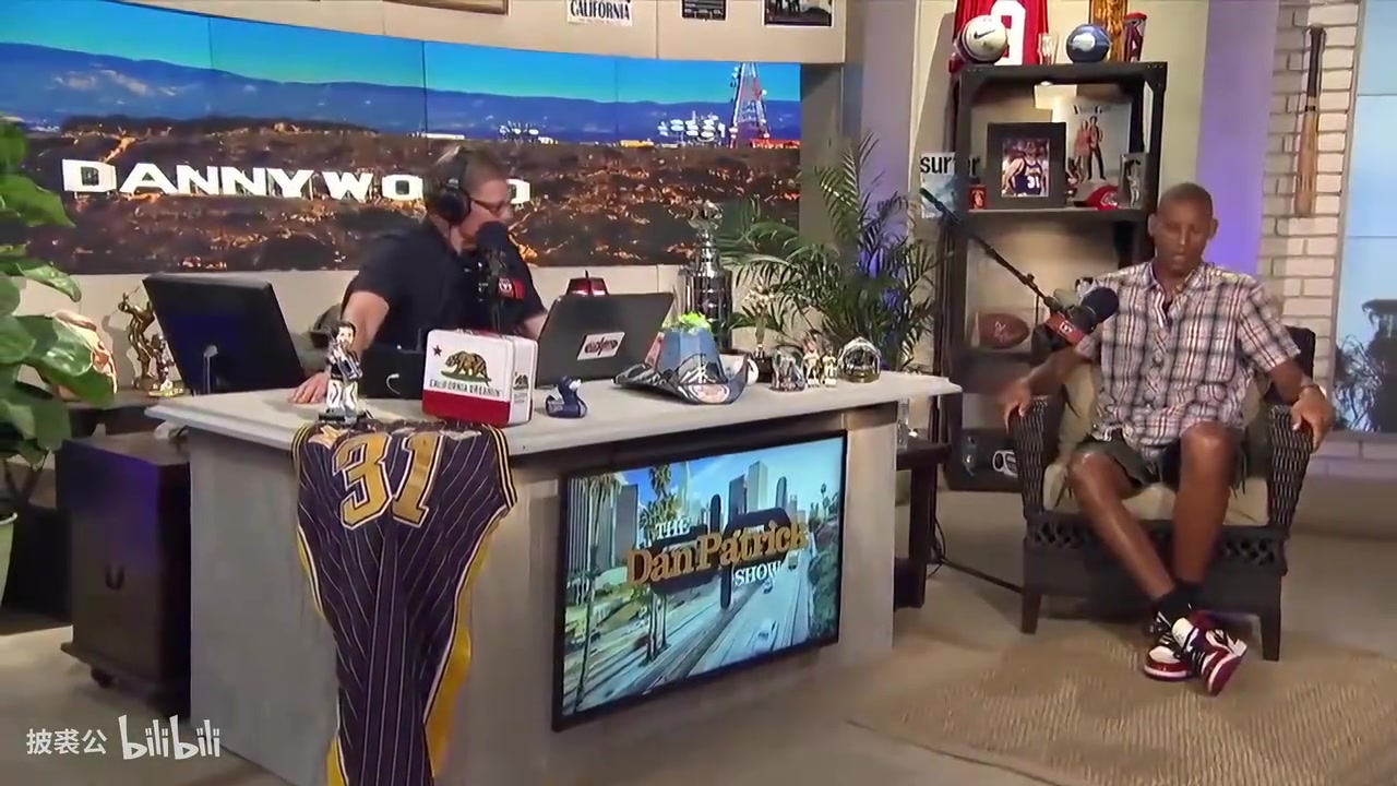 巔峰伯德和詹姆斯你選誰(shuí)雷吉米勒伯德他在當(dāng)年就能場(chǎng)均30分