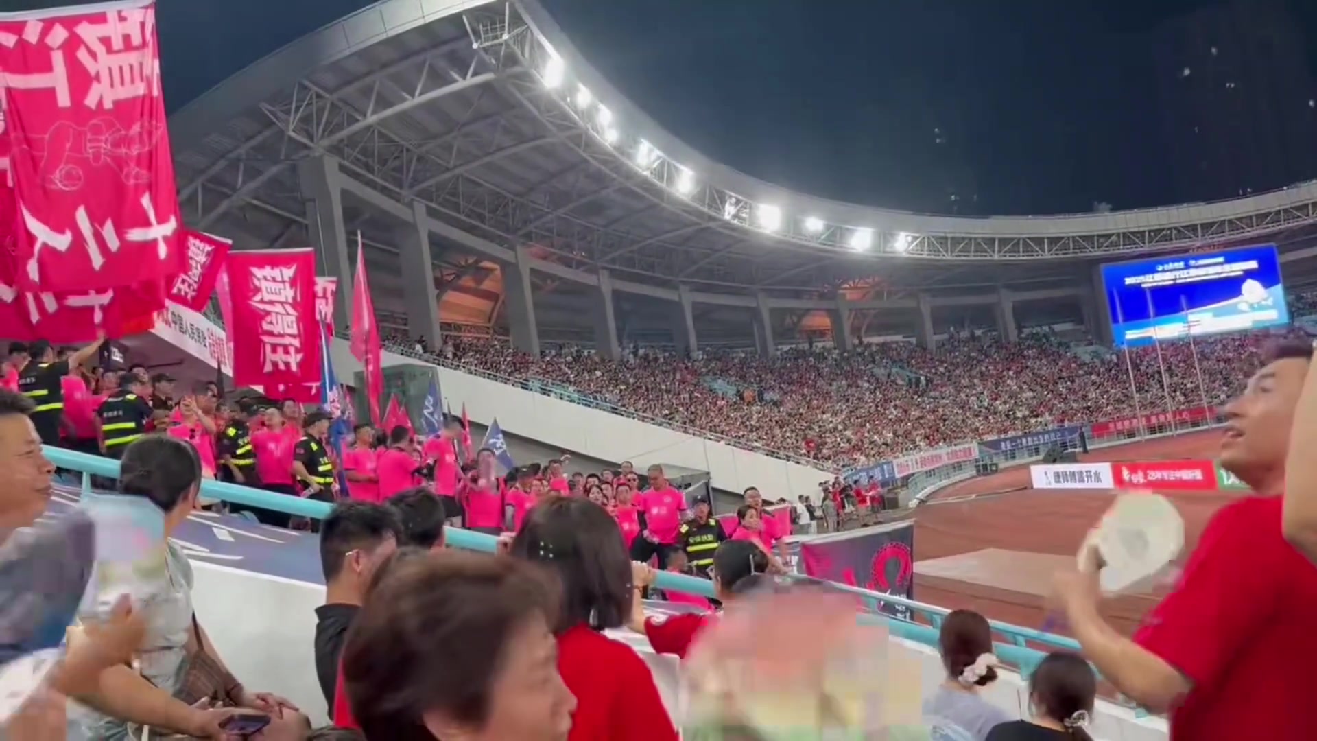 友誼第十四蘇超常州vs鎮(zhèn)江賽后球迷發(fā)生沖突罵戰(zhàn)