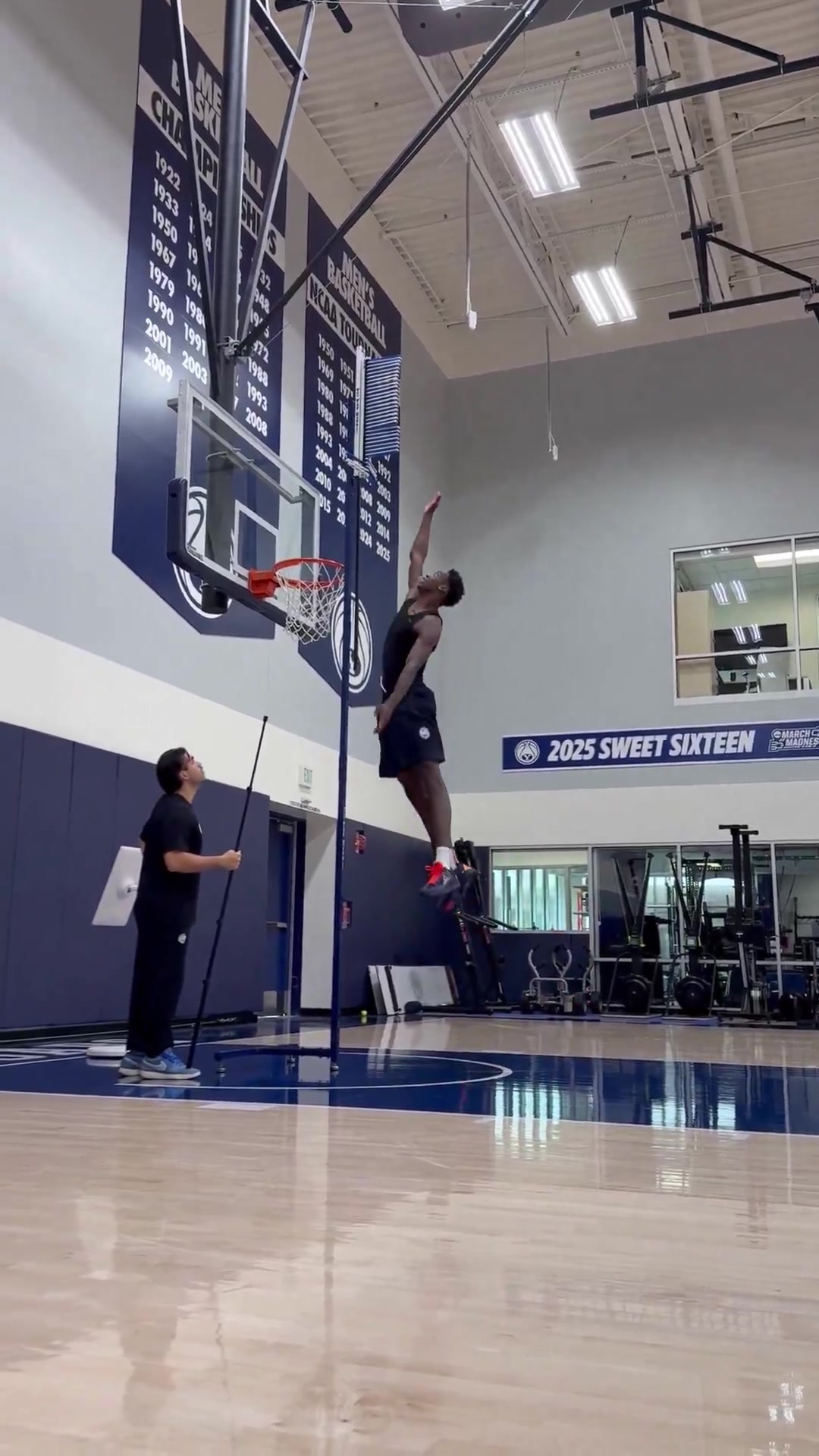 輕松摸籃板上沿26屆狀元熱門(mén)迪班薩這彈跳太恐怖