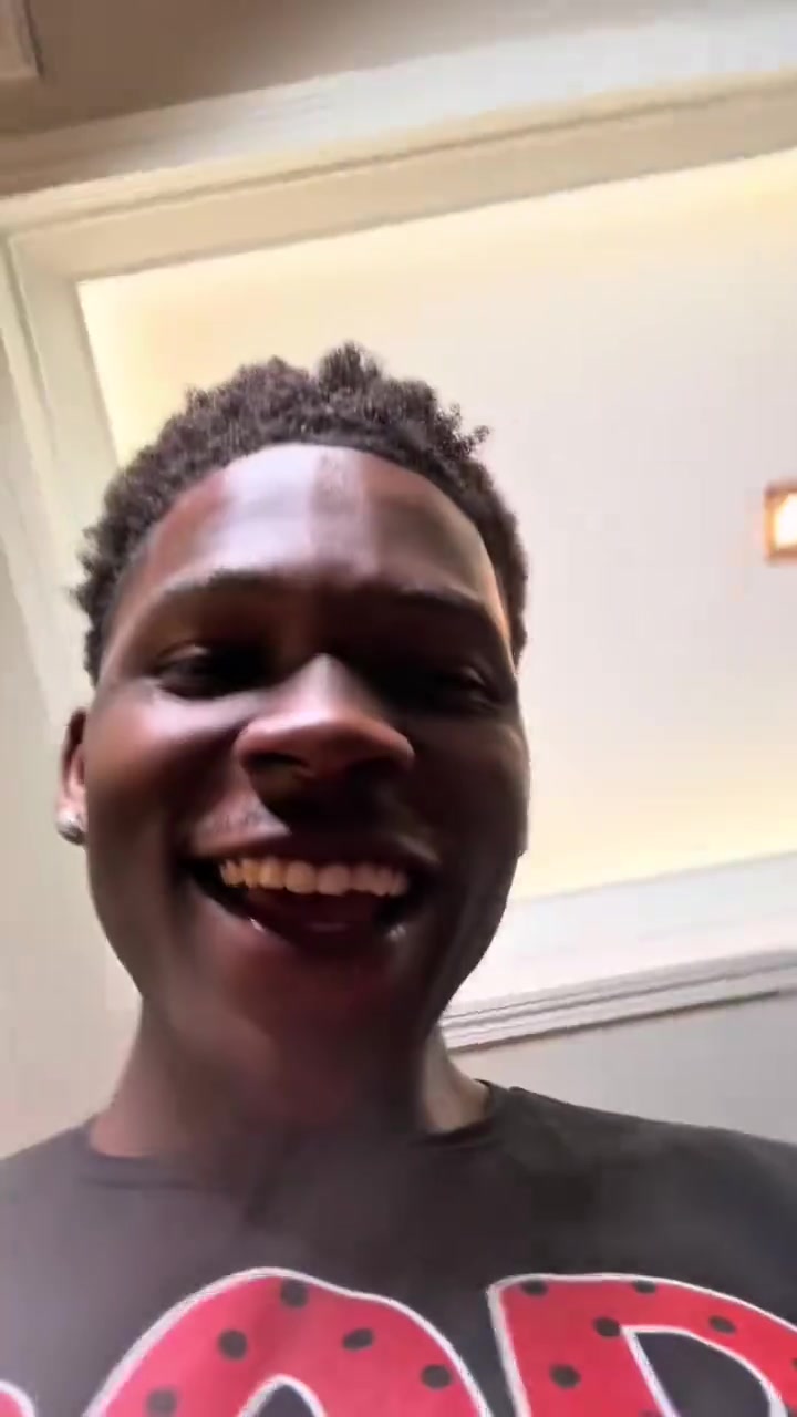 自戀一下華子對(duì)自己的新發(fā)型很滿意嘛