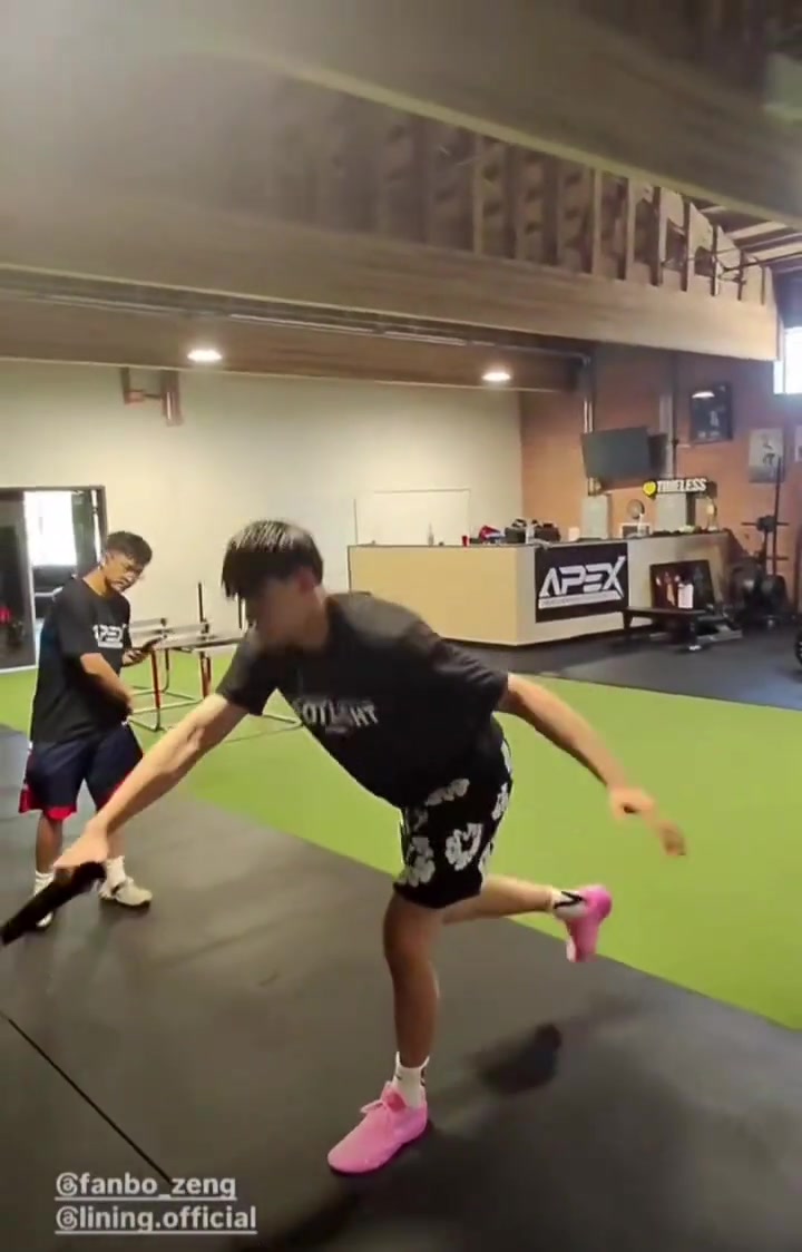 美國(guó)康復(fù)機(jī)構(gòu)曬出曾凡博最新康復(fù)訓(xùn)練視頻看樣子恢復(fù)得不錯(cuò)