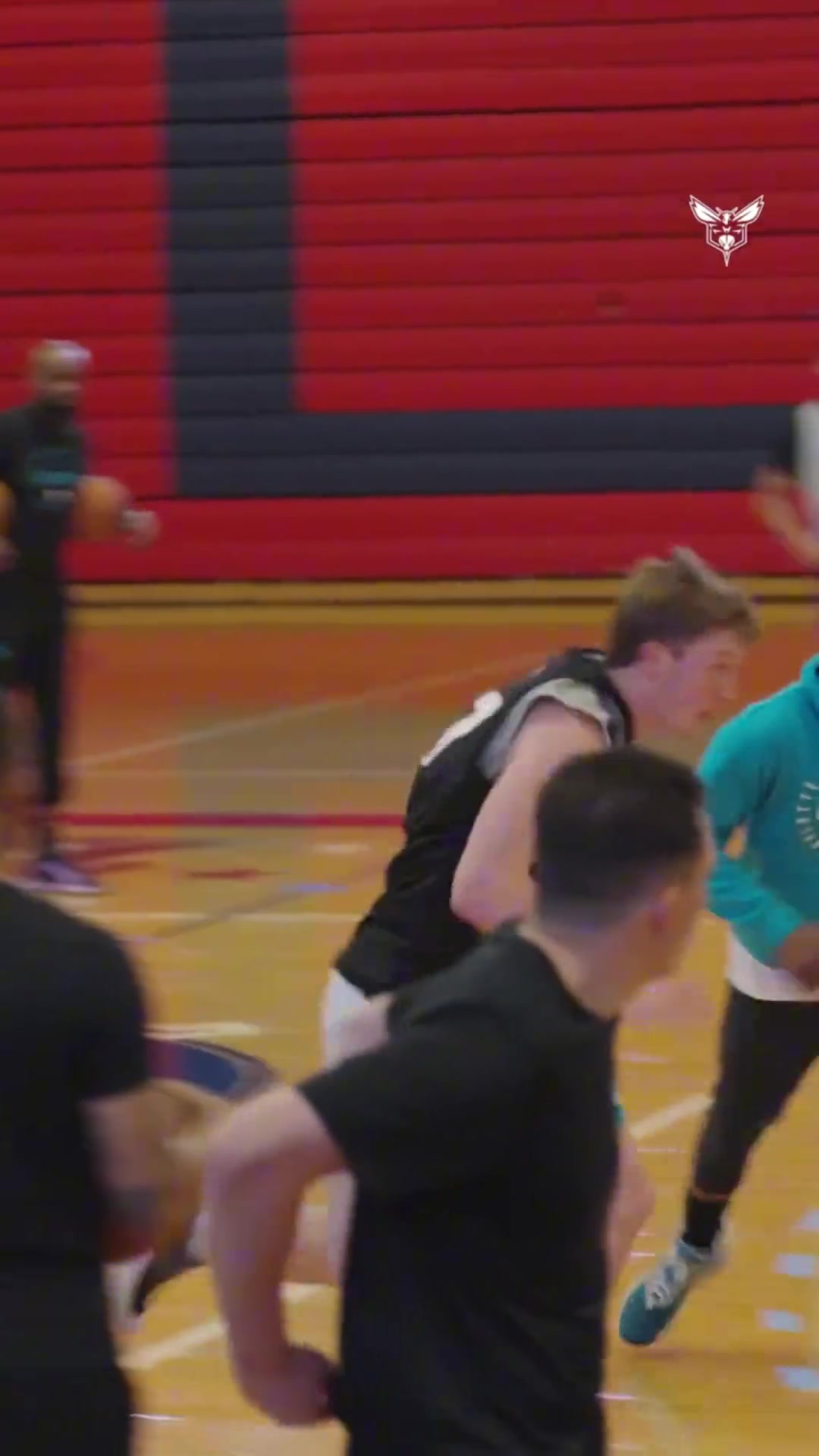 黃蜂斬獲隊史首座夏聯(lián)冠軍獎杯4號秀克努佩爾當選夏聯(lián)MVP