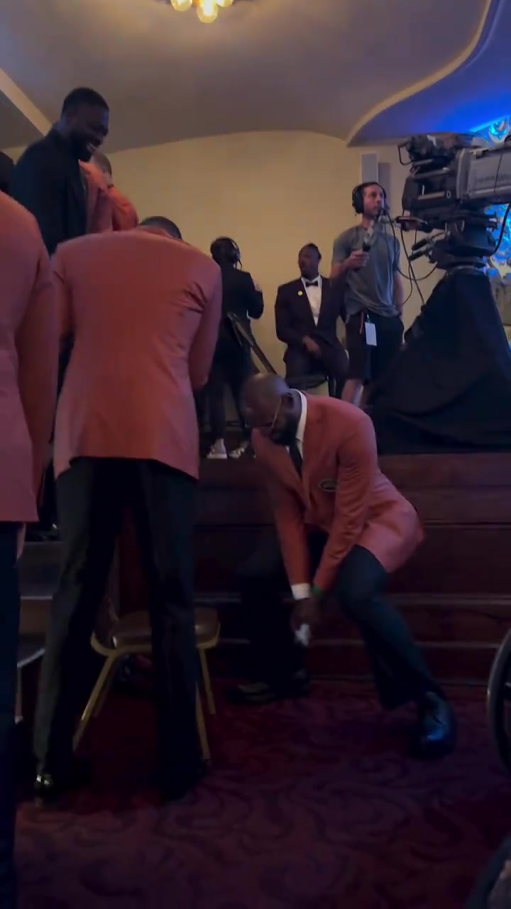 08年美國(guó)男籃聚首入選名人堂儀式老詹現(xiàn)場(chǎng)傳授熱波什球技