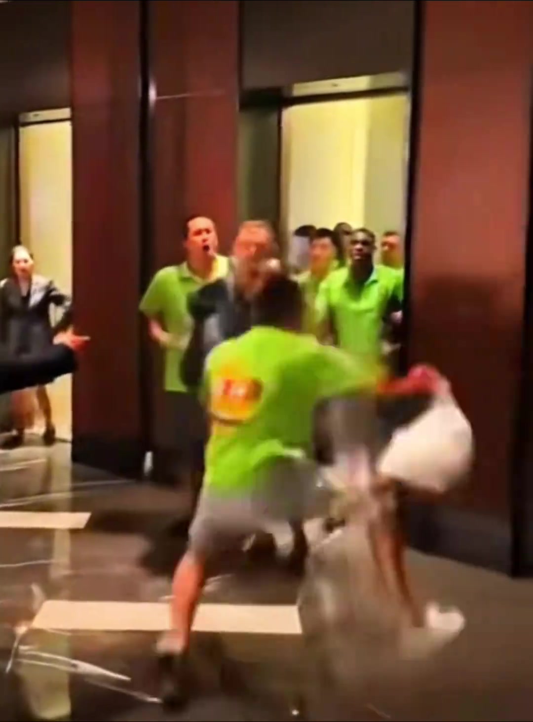 網(wǎng)友用Ai整活國(guó)安球員和球迷酒店對(duì)峙的情況是這樣的