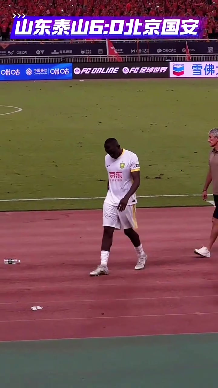 恥辱退場(chǎng)實(shí)拍國(guó)安眾將遭六球血洗賽后又遭泰山球迷撒鹽