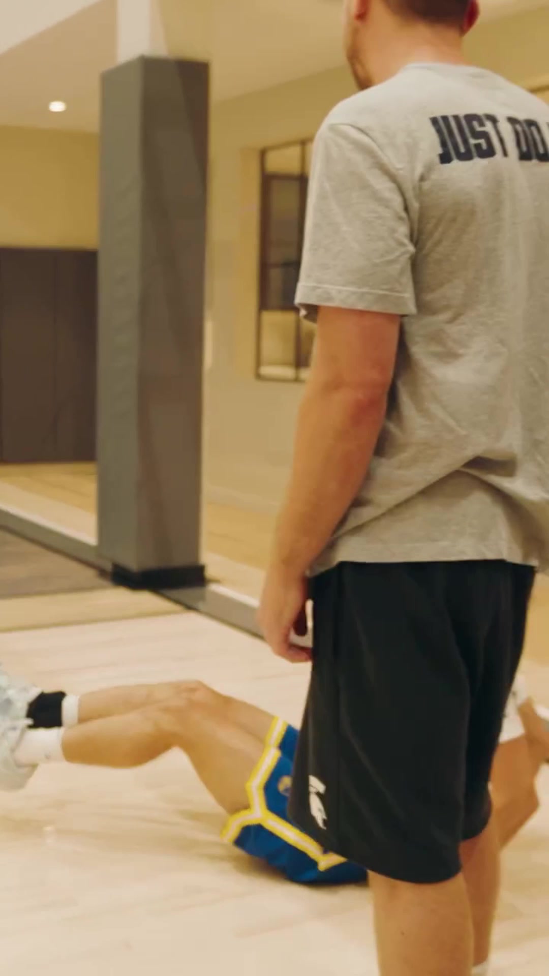 保羅我特么巴特勒曬晃倒對(duì)手視頻致敬庫(kù)里晃倒保羅