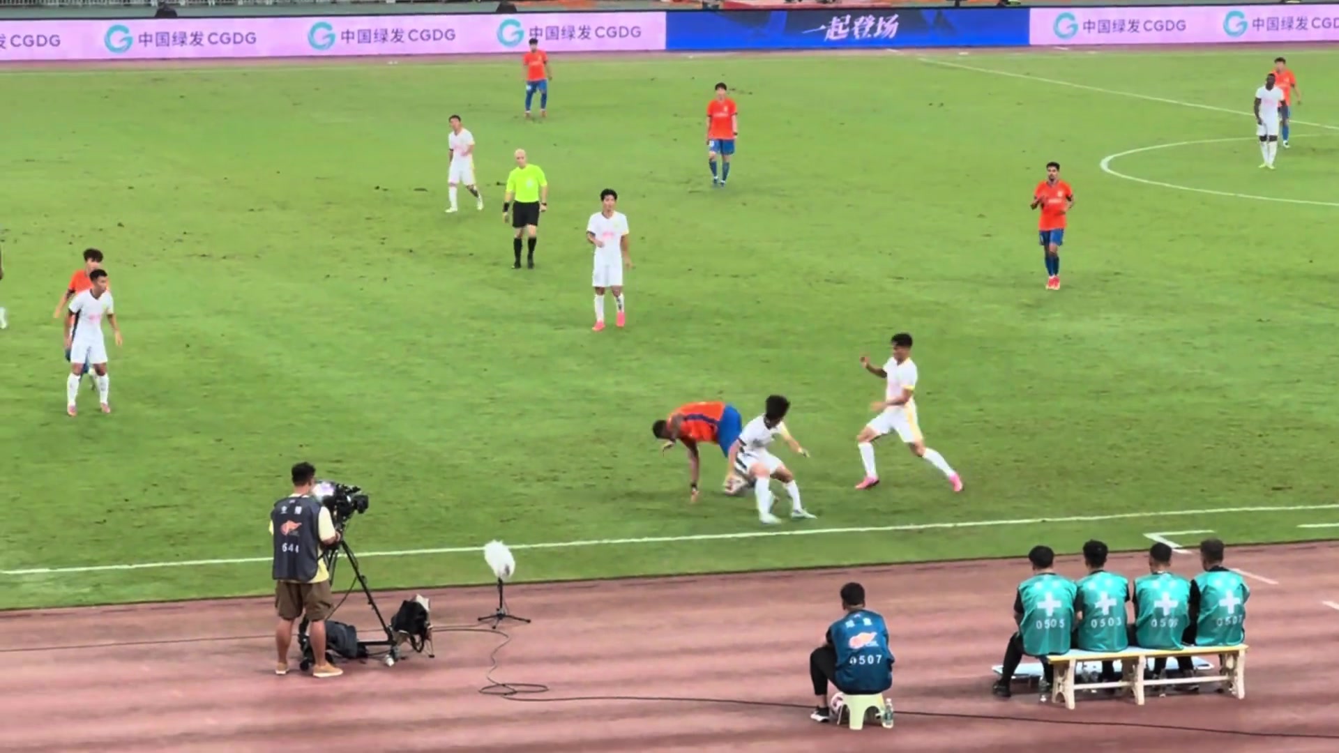 比賽尾聲階段克雷桑跌跌撞撞卻連過(guò)數(shù)人對(duì)手只能靠犯規(guī)斷球