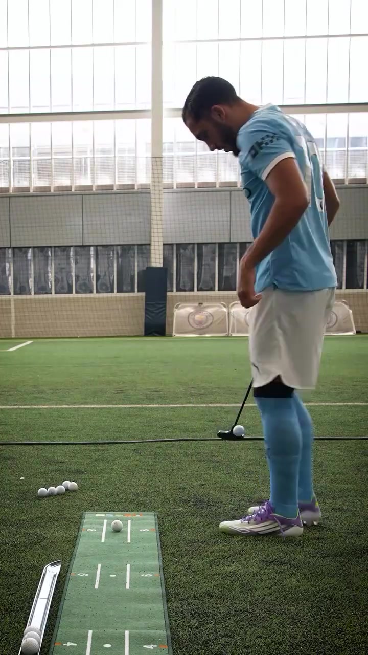 多庫(kù)太逗了當(dāng)英超球星們開始推桿誰(shuí)最有高爾夫天賦呢