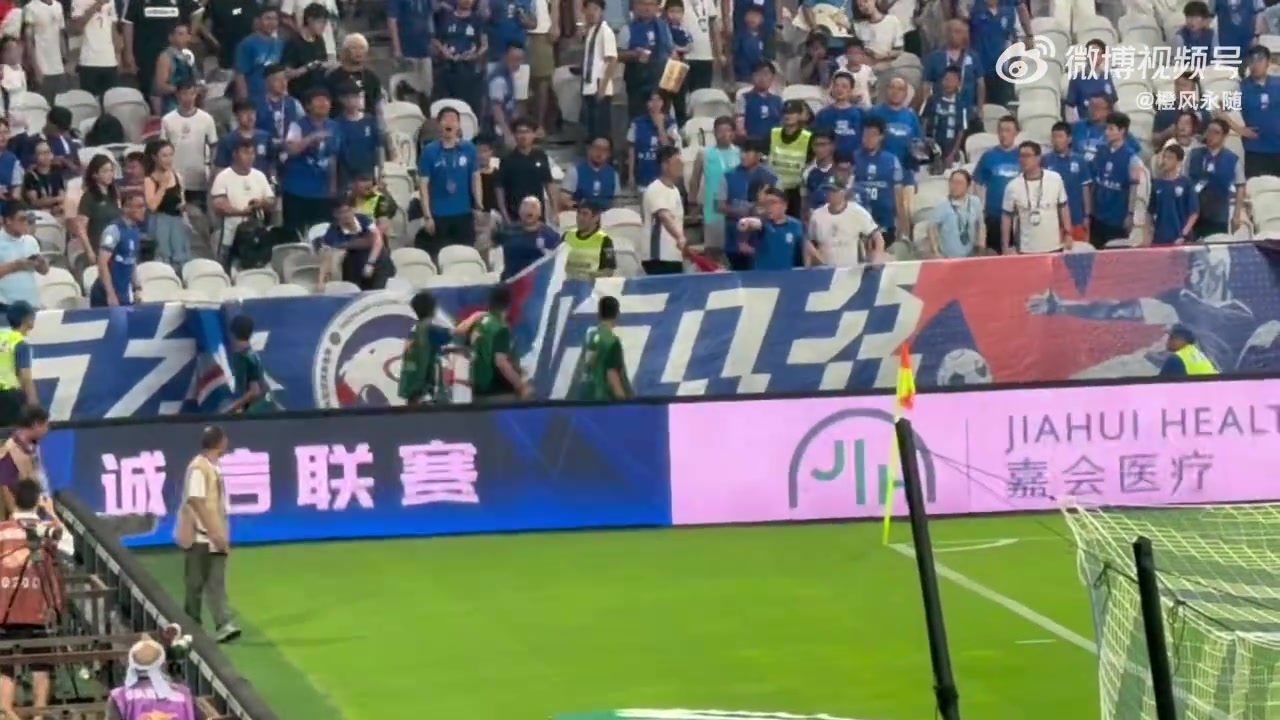 現(xiàn)場(chǎng)泰山球迷比賽中多名申花球迷辱罵泰山隊(duì)跟隊(duì)記者