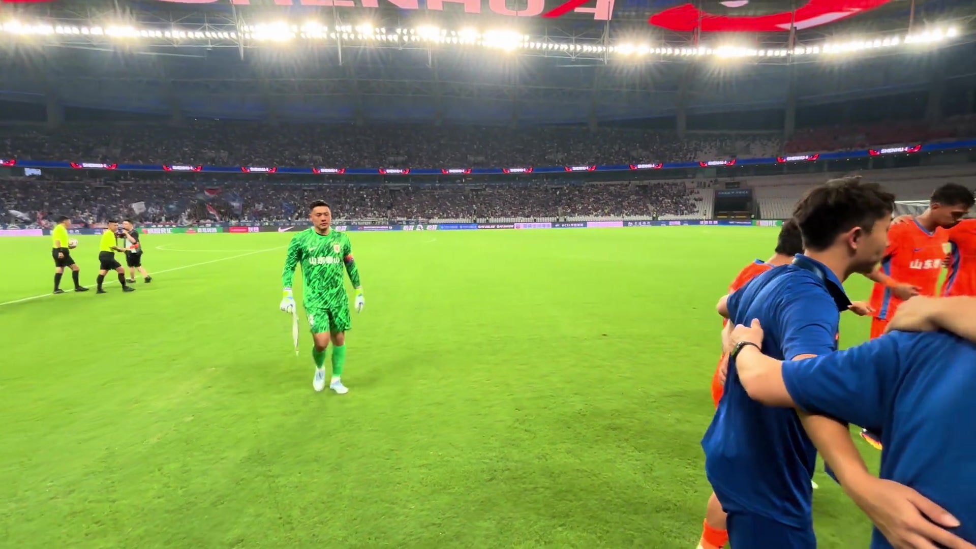 王大雷賽前鼓勵(lì)全隊(duì)拿出上一場(chǎng)的斗志來(lái)兄弟們一起加油