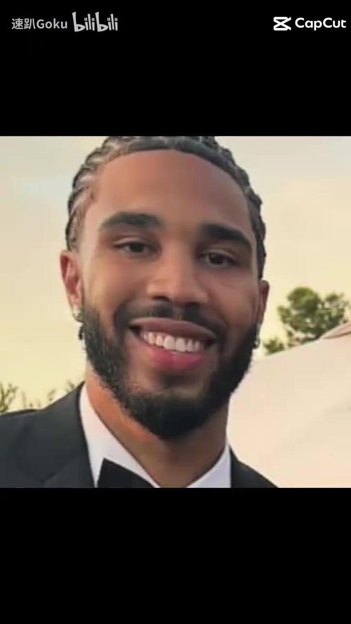 來(lái)參加好大哥的婚禮塔圖姆新發(fā)型亮相比爾婚禮