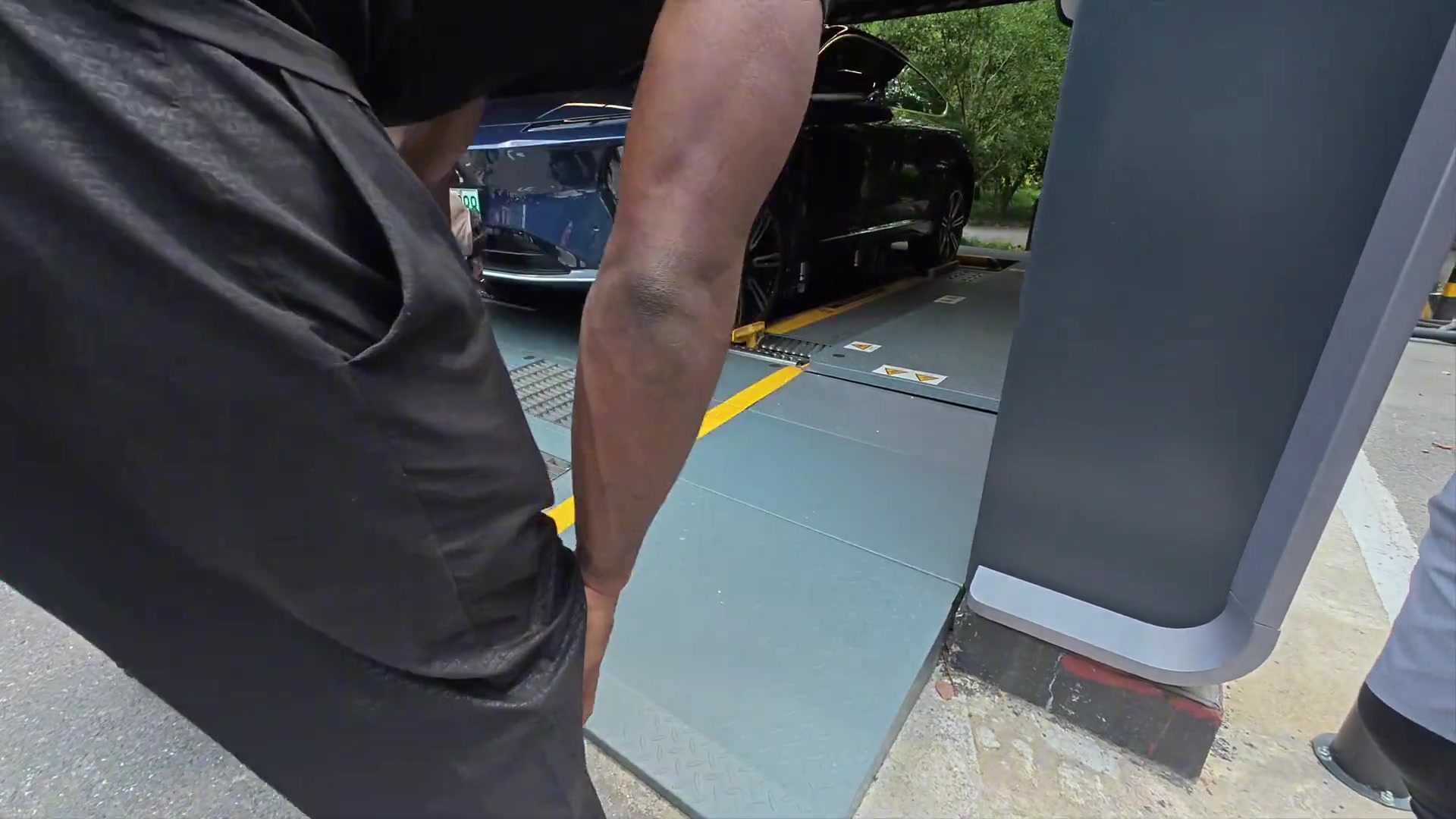 主播王子星帶杰倫-布朗體驗(yàn)蔚來換電直接趴下觀看