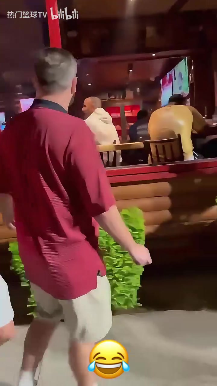 依舊很生氣獨(dú)行俠球迷偶遇尼科握手后怒噴我們依然討厭你