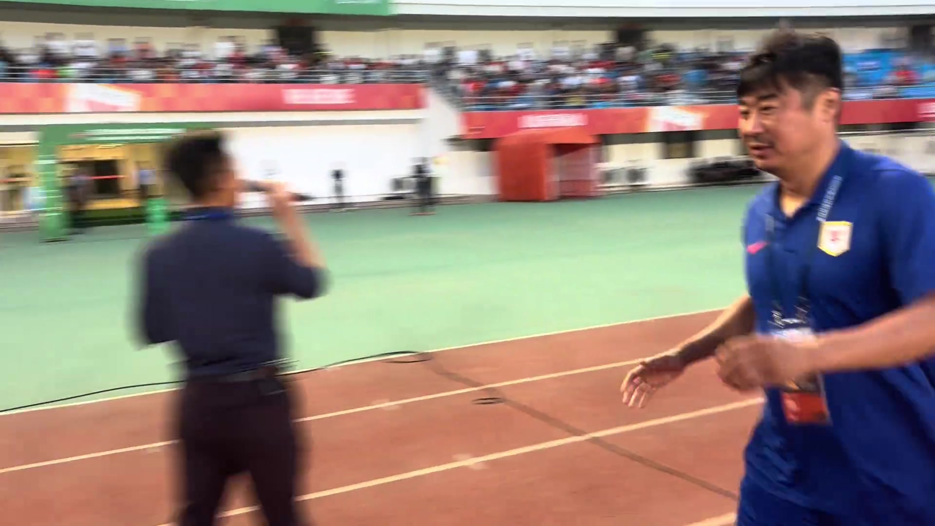 曾經隊友如今對手泰山B隊主帥韓鵬與泰安主帥苑維瑋握手寒暄