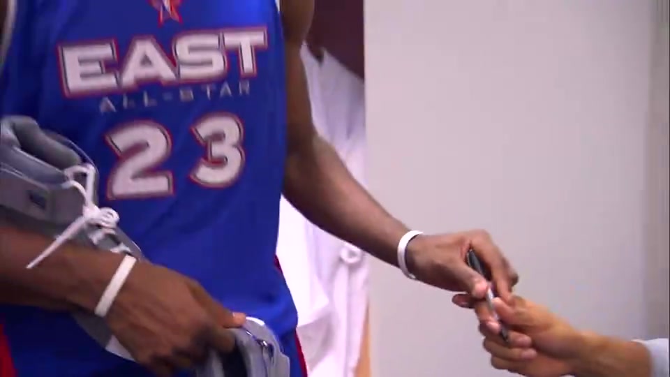 當年也是小迷弟詹姆斯首次進全明星時讓隊友在鞋子上簽名留念