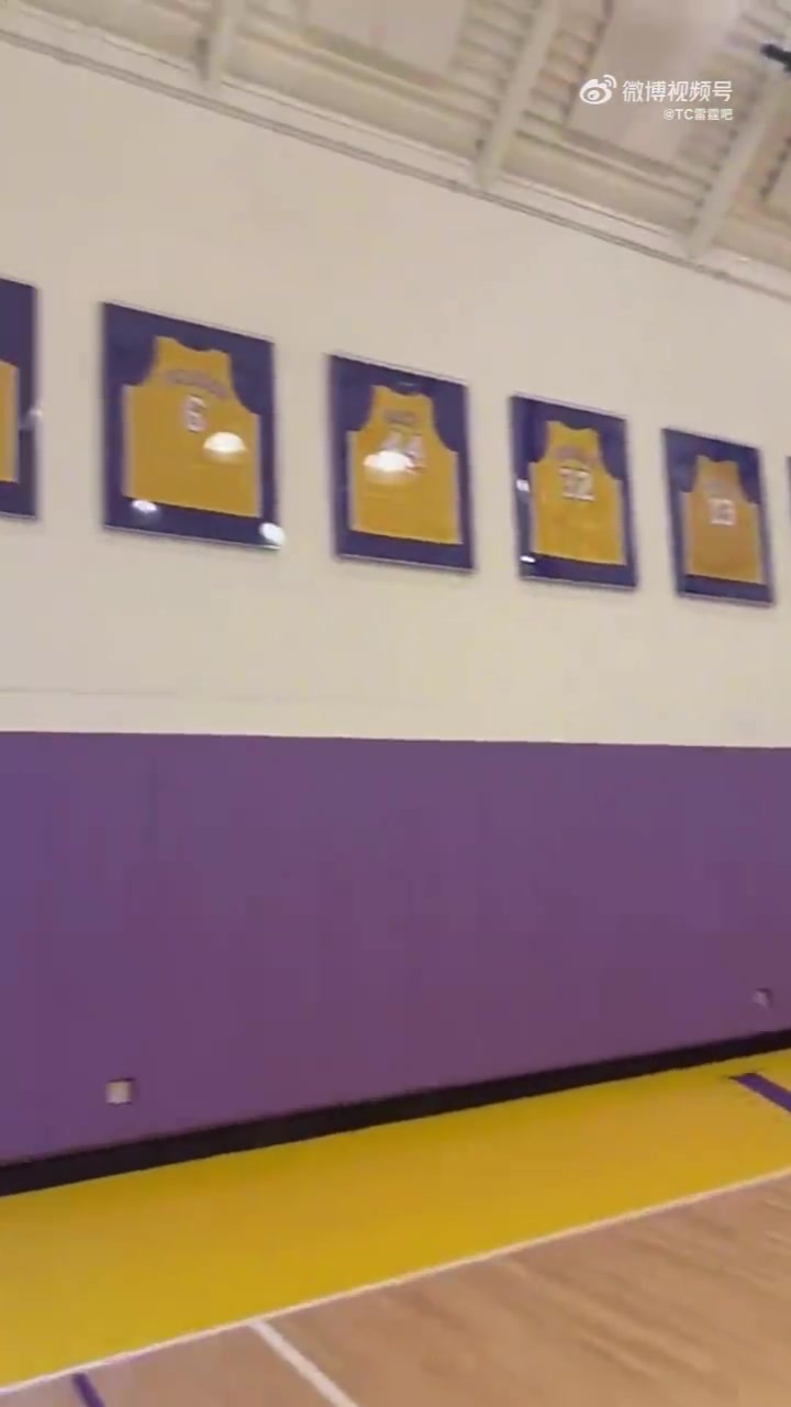 周琦替補(bǔ)VS美國周琦切特與哈騰今天在湖人的訓(xùn)練館里打單挑