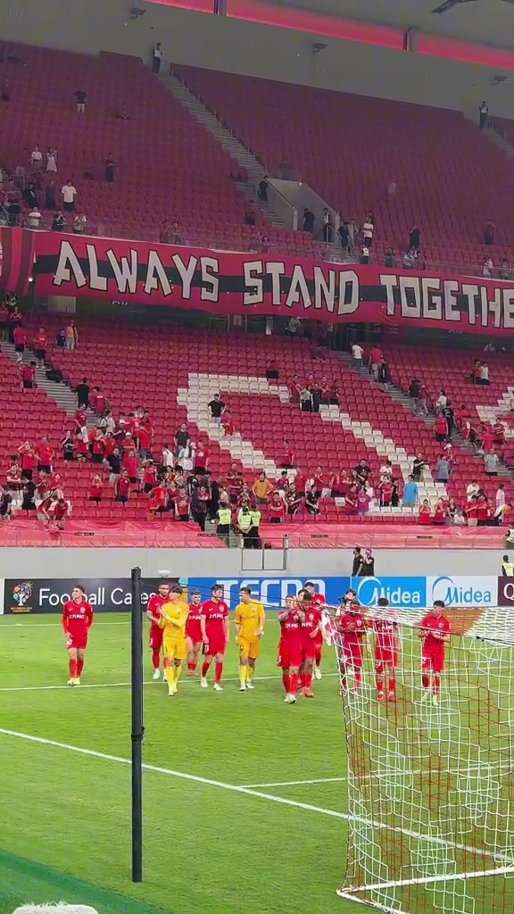 沒有謾罵泄憤賽后海港全隊謝場時球迷高喊加油