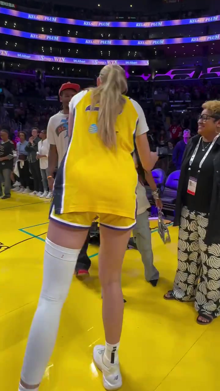 杰倫-格林帶著女友觀看火花隊比賽 并和庫里妹妹布林克擁抱