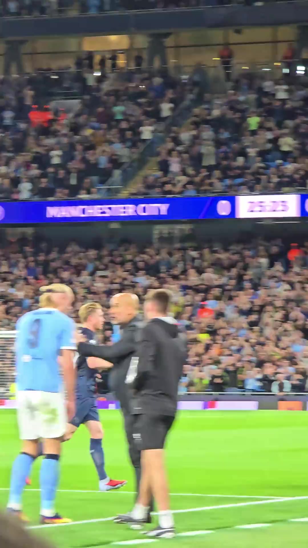 致敬傳奇丁丁被換下場曼城球迷起立鼓掌高唱德布勞內(nèi)之歌