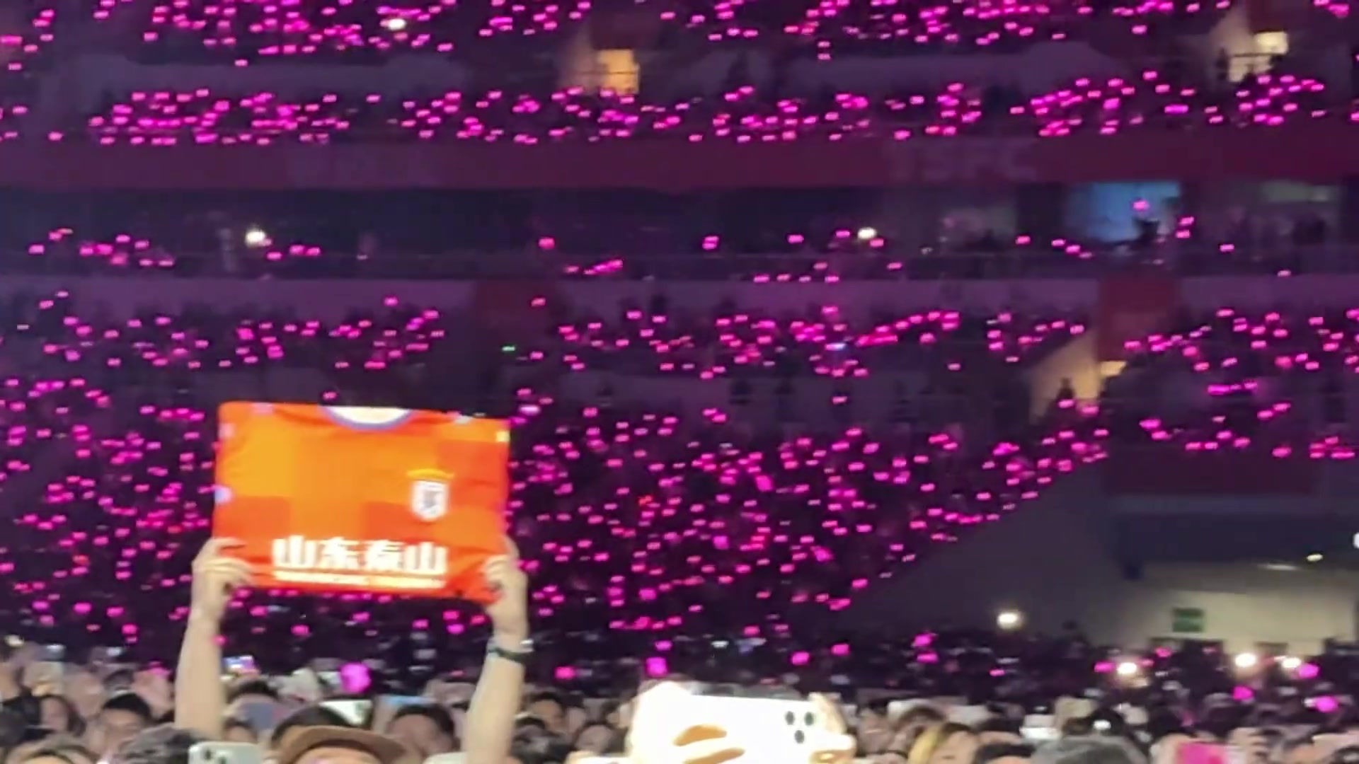 看到泰山球衣還以為走錯片場周杰倫演唱會濟南站驚現(xiàn)泰山球衣