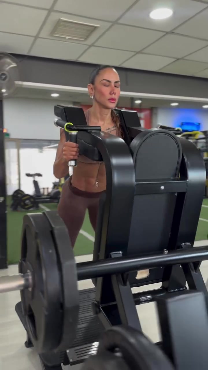 比達(dá)爾女友簡(jiǎn)直是魔鬼筋肉人這已經(jīng)是健美級(jí)別的身材了