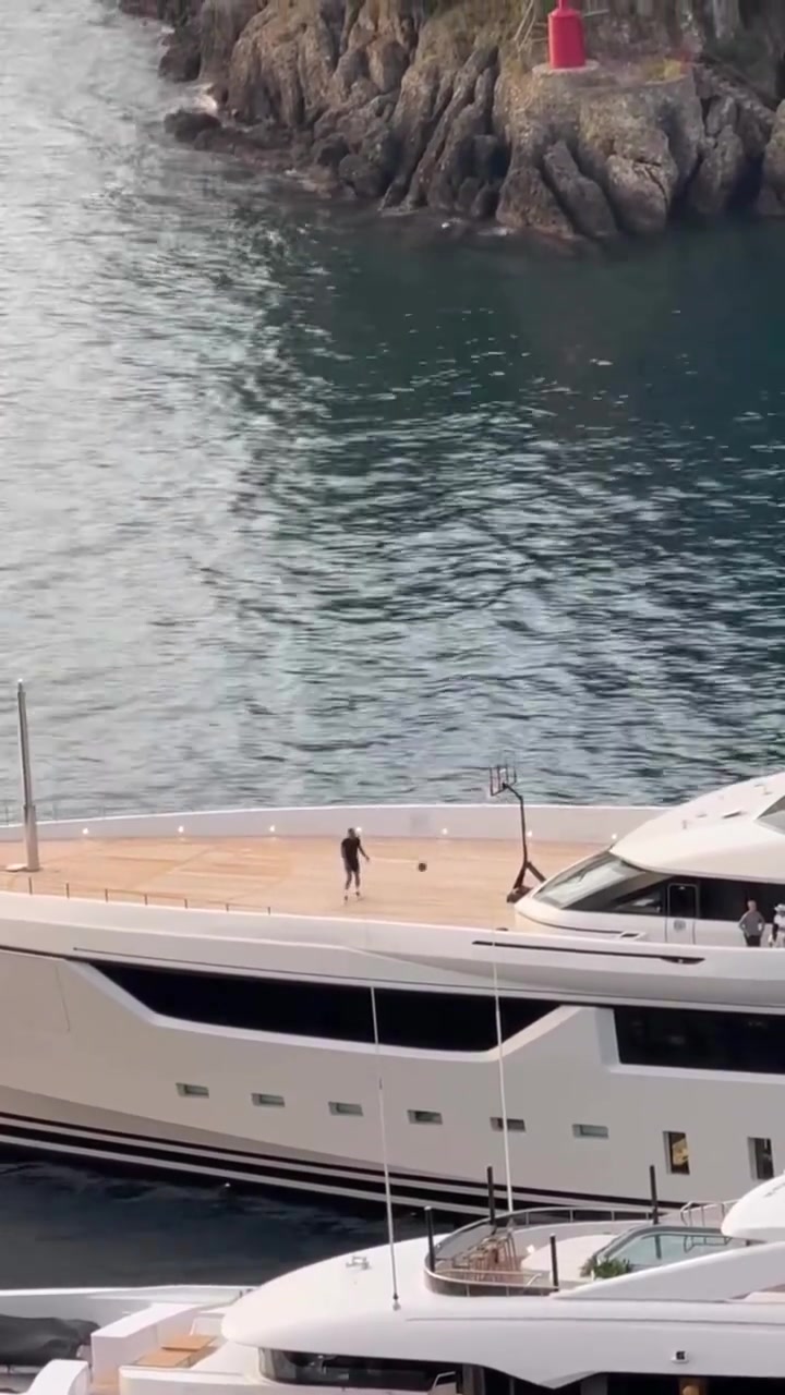 太豪華了威少在豪華游艇球場(chǎng)中訓(xùn)練