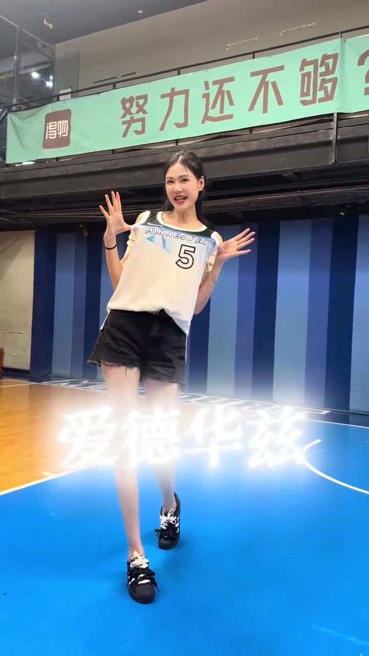 華子真實身高是多少身高質(zhì)檢員1米96諾姐與華子的合影