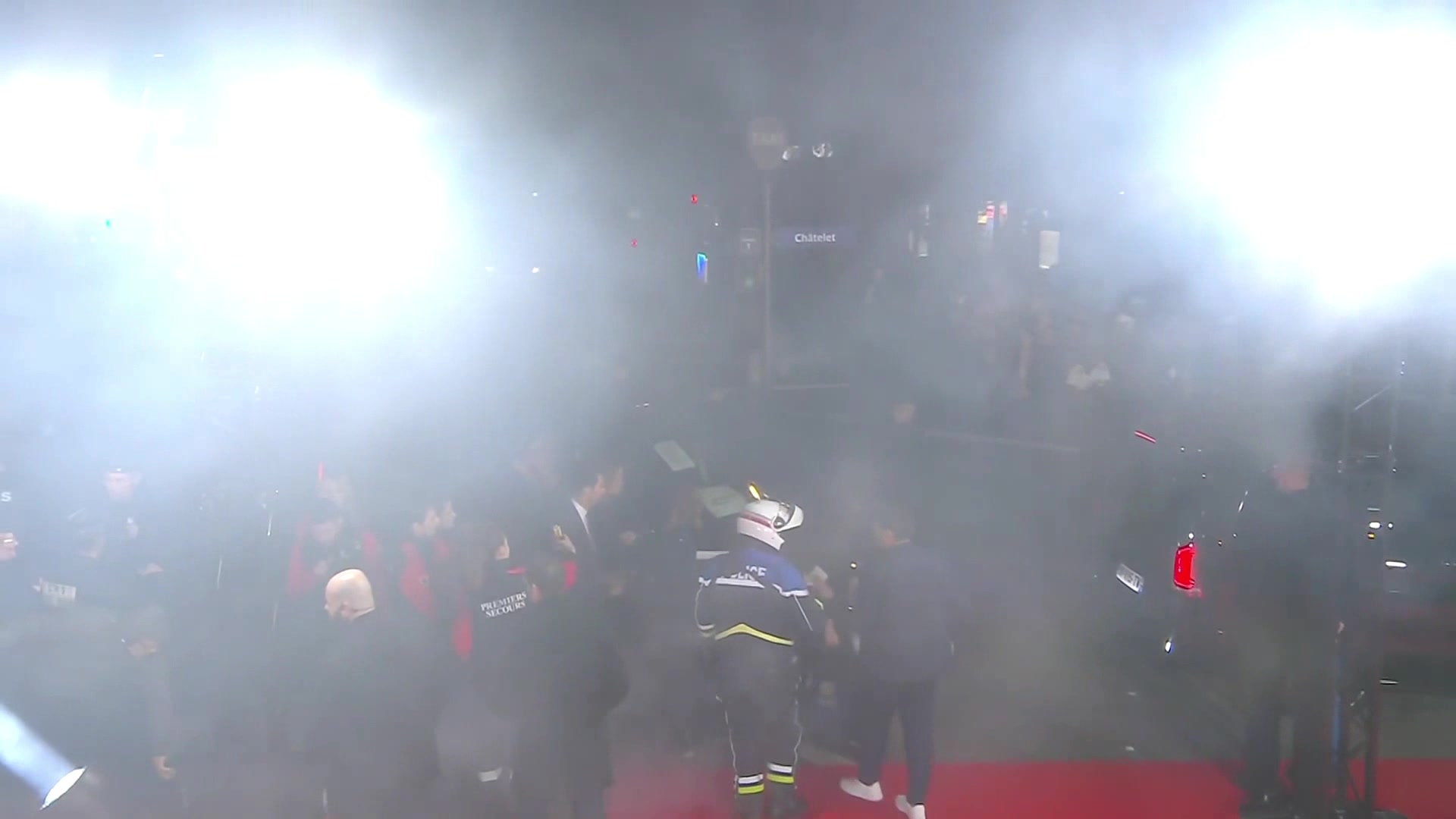 啥情況金球獎結(jié)束后場館外大批聚眾高喊婊子養(yǎng)的巴薩