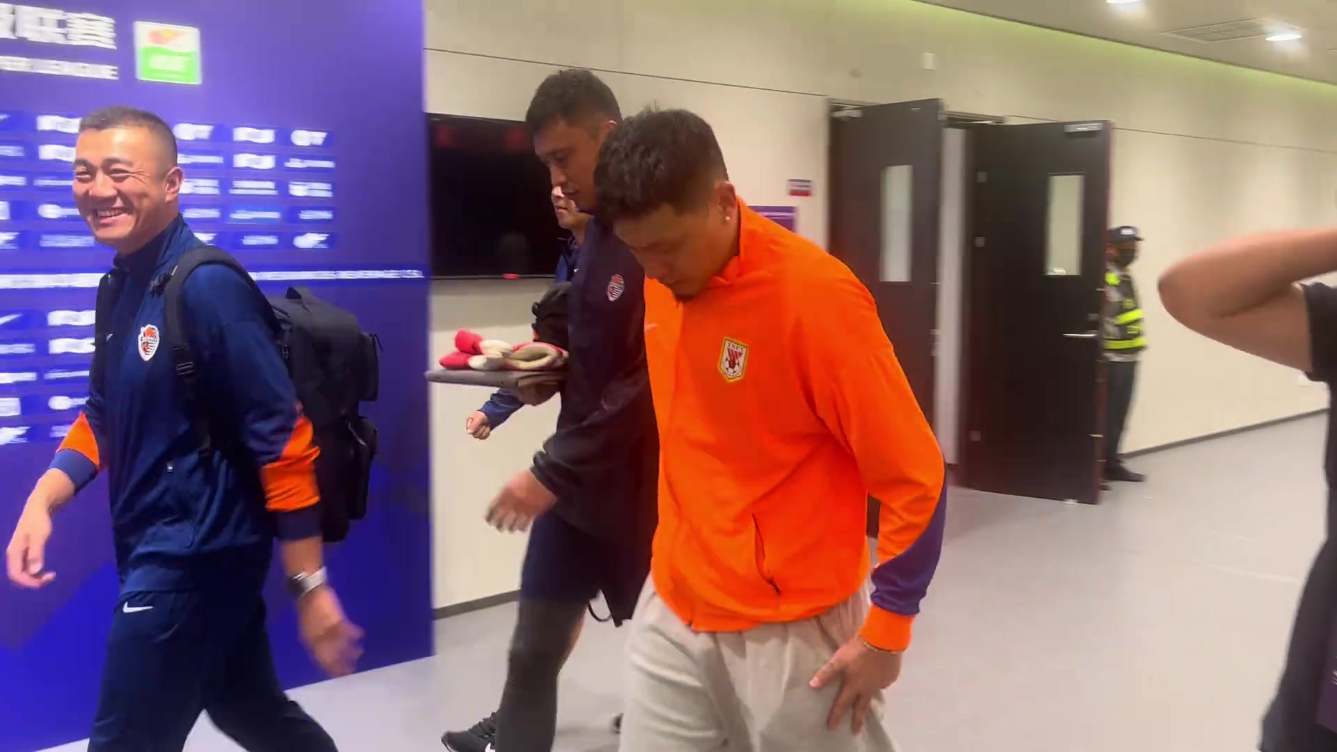 牛志明賽后王大雷走路一瘸一拐比賽中撞門柱那下傷了