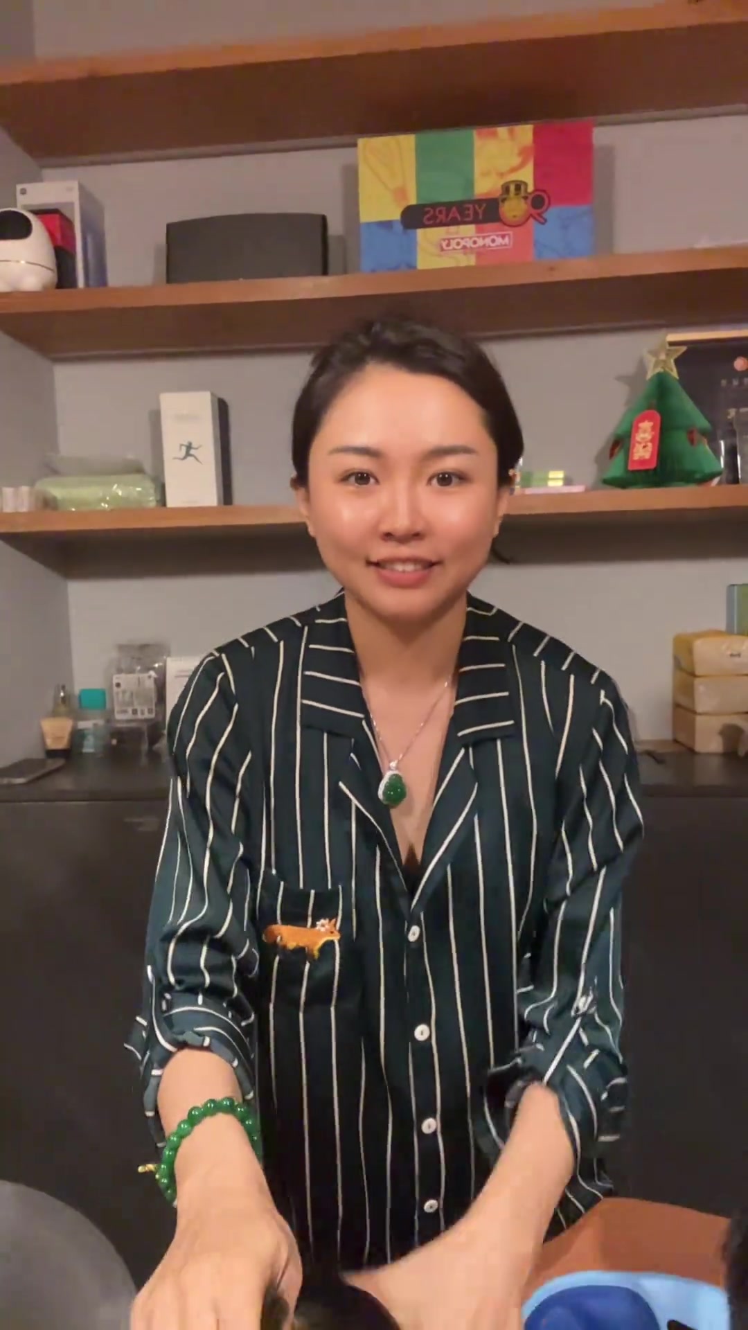 搞笑一家人張琳芃妻子社媒發(fā)布陰天下雨在家玩玩孩子唄